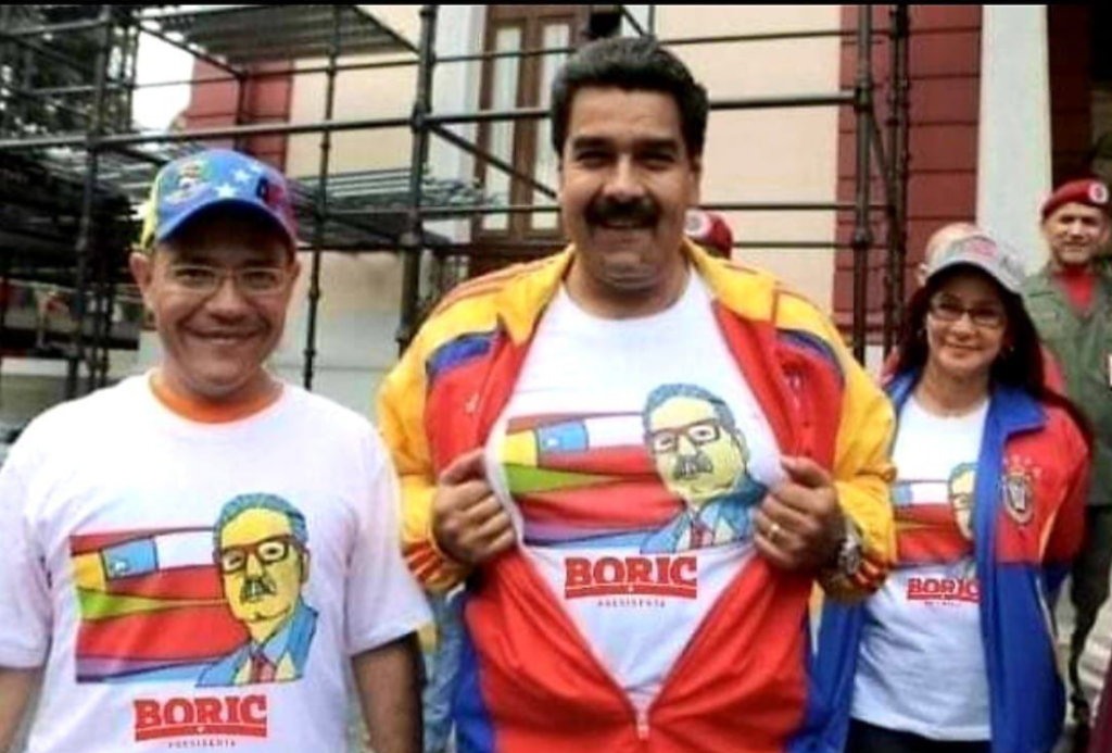 Imagen) Nicolás Maduro utilizó una camiseta con el logo de la campaña  presidencial de Gabriel Boric: #Falso — Fast Check CL