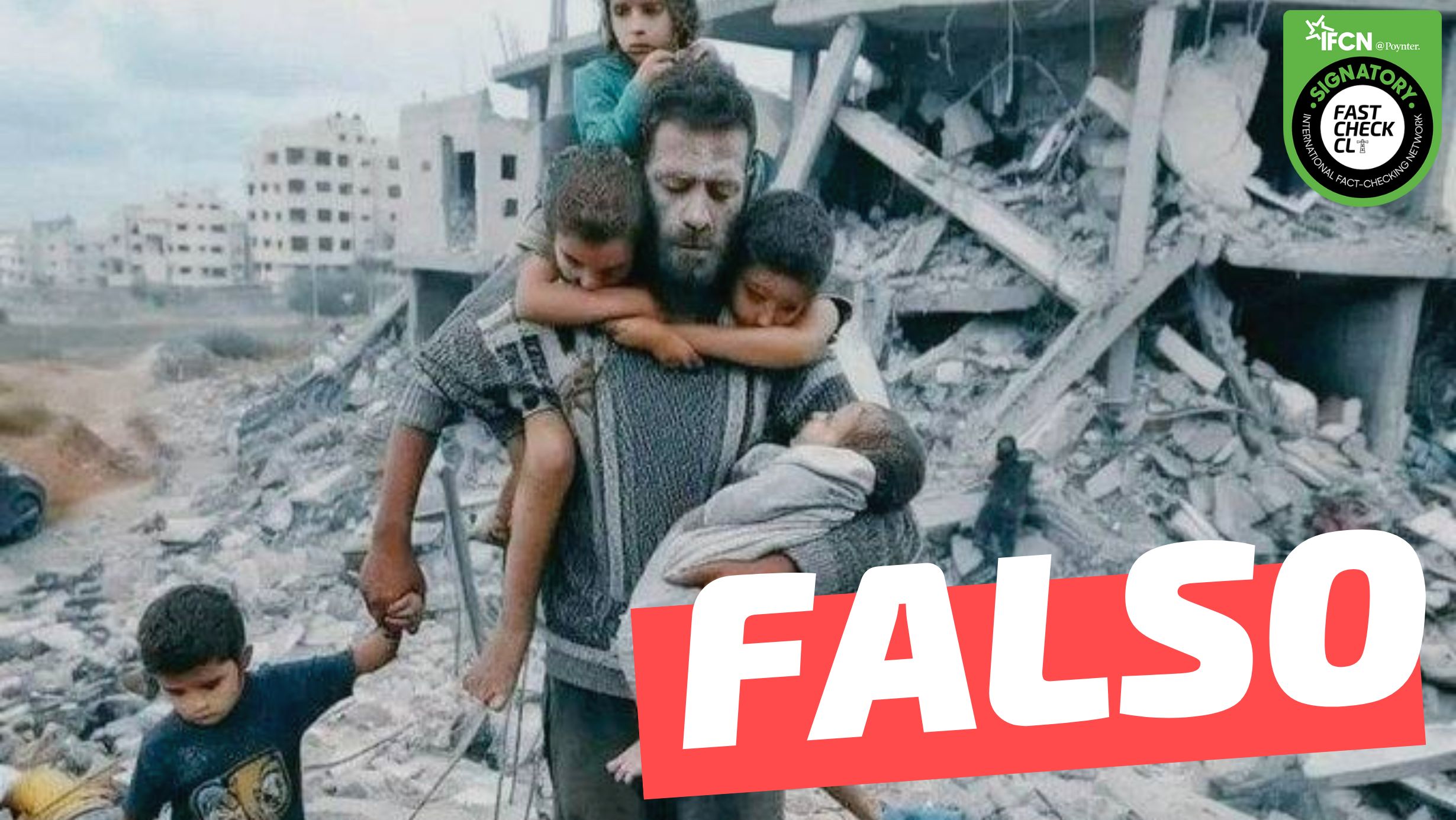 You are currently viewing (Imagen) Hombre rescatando a niños en Gaza: #Falso