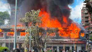 Read more about the article Reportan tres cadáveres en mall chino de Puerto Varas tras incendio
