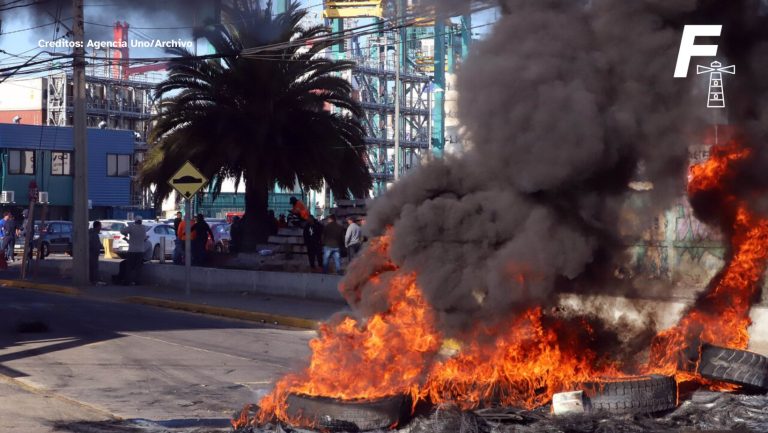 Read more about the article ¿Qué pasa con los portuarios?: con barricadas empieza el paro nacional y acusan incumplimientos del Presidente Boric