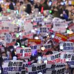 Protestas contra el presidente de Corea del Sur se llenan de bastones de luz de bandas de k-pop