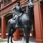 ¿Qué se hace con la estatua del General Baquedano? Defensa trabaja junto a Cultura en plan para definir su futuro