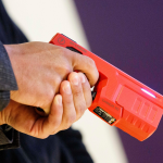 Las dispares visiones sobre la implementación de taser en Carabineros: organizaciones de DD.HH critican la medida y alcaldes opositores piden ampliar su uso