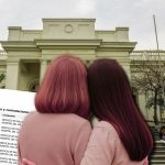 Exfuncionaria de Hospital del Salvador intervino en licitaciones que favorecieron a empresa de su mamá: acumula 108 órdenes de compra